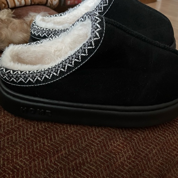 Cozy Black Slippers with Faux Fur Lining - Picture 4 of 4